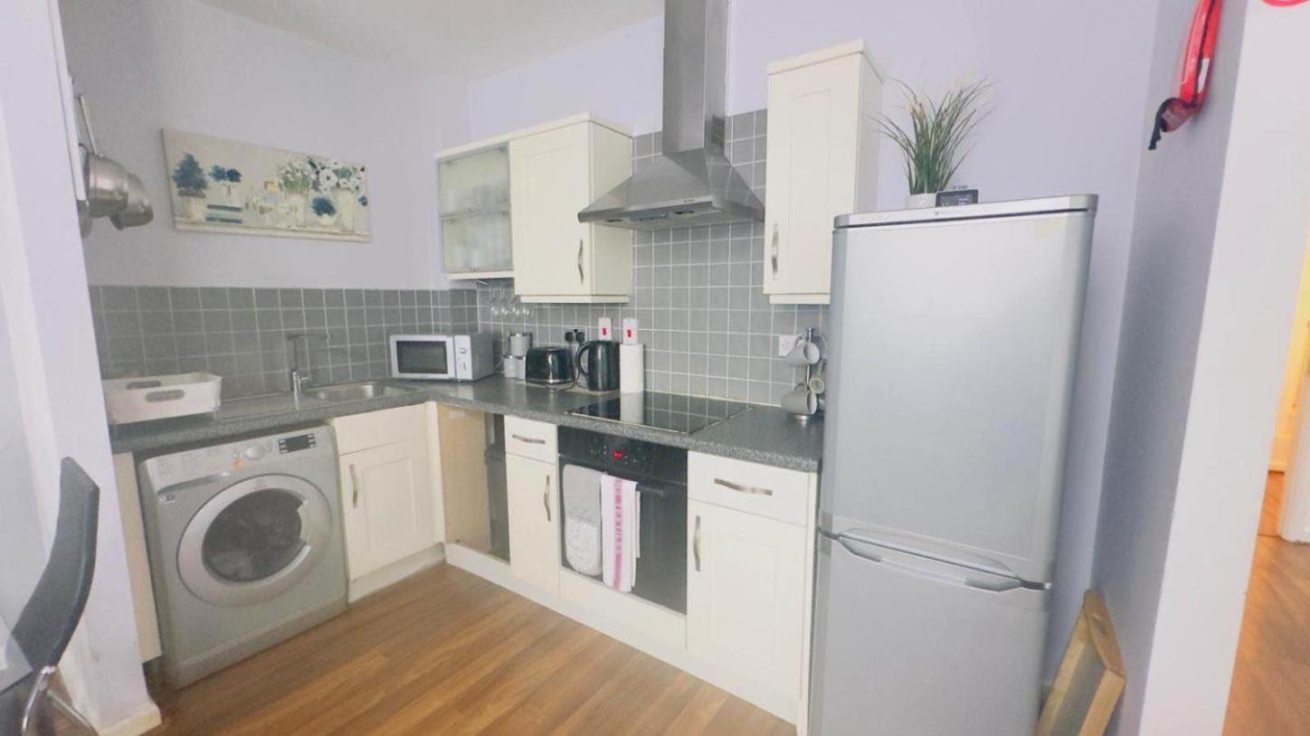 Watford Central - 2 Bedroom Apartment With Generous Space And Private Parking Exterior photo