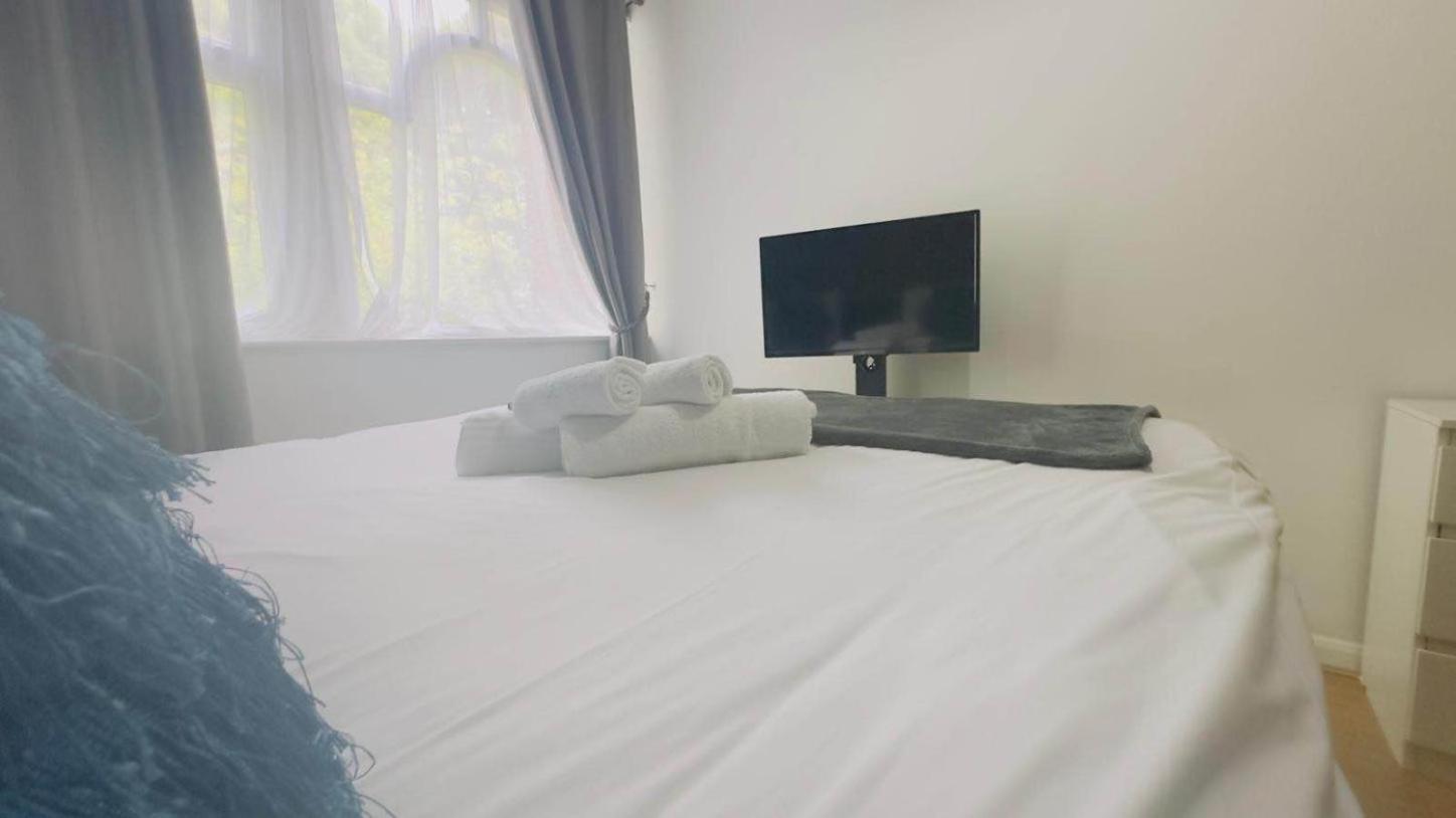 Watford Central - 2 Bedroom Apartment With Generous Space And Private Parking Exterior photo